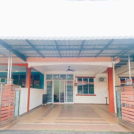 Rawyna Homestay Segamat Extérieur photo