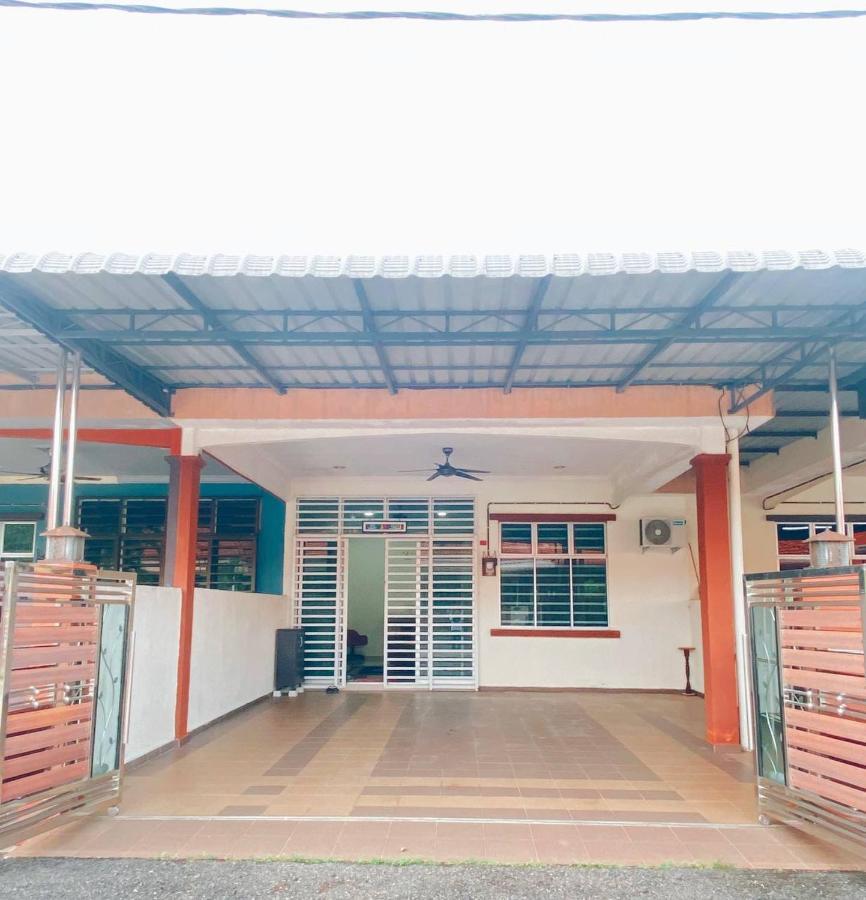 Rawyna Homestay Segamat Extérieur photo